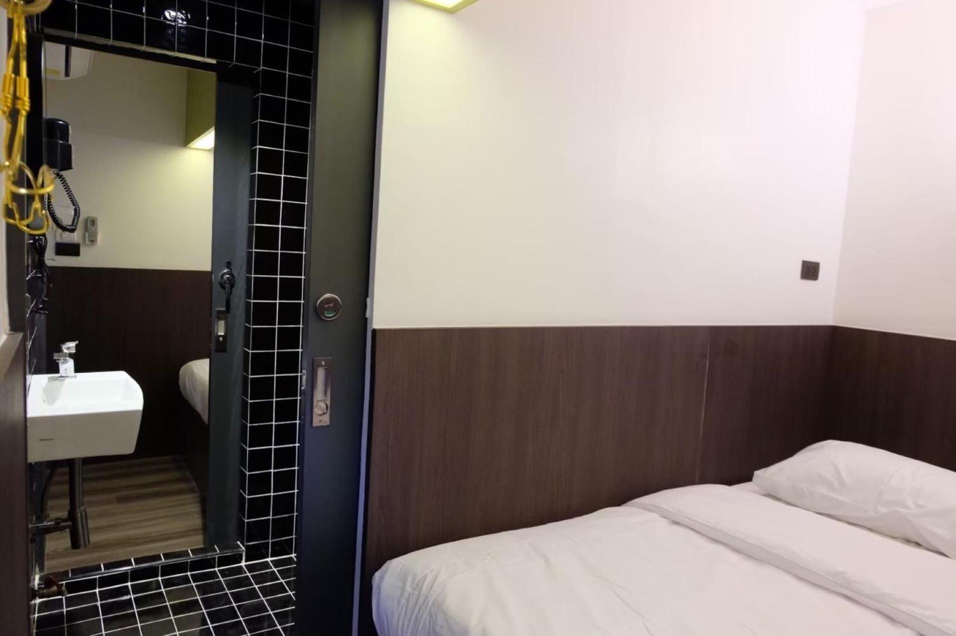 Four Sisters Homestay Bangkok Exterior photo